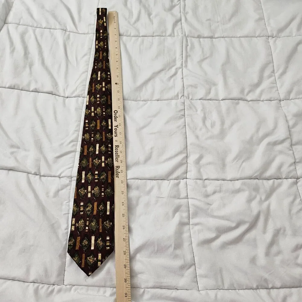 Ermenegildo Zegna Mens Silk Necktie Burgundy Geometric Pattern Tie Made in Italy